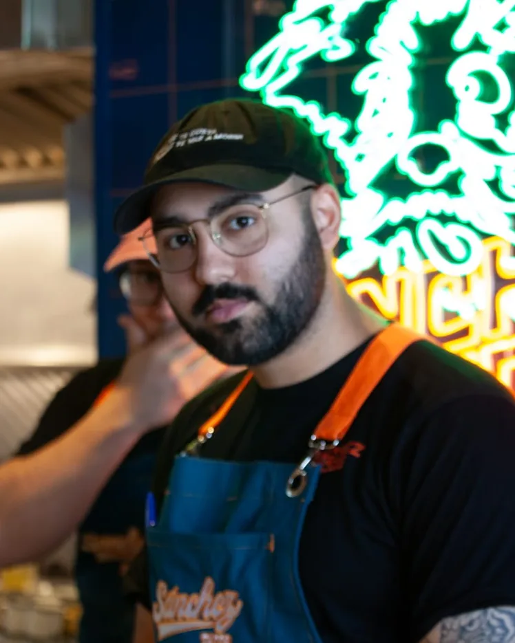 Ernesto M., gerente general de Sánchez Tacos, en la cocina del local