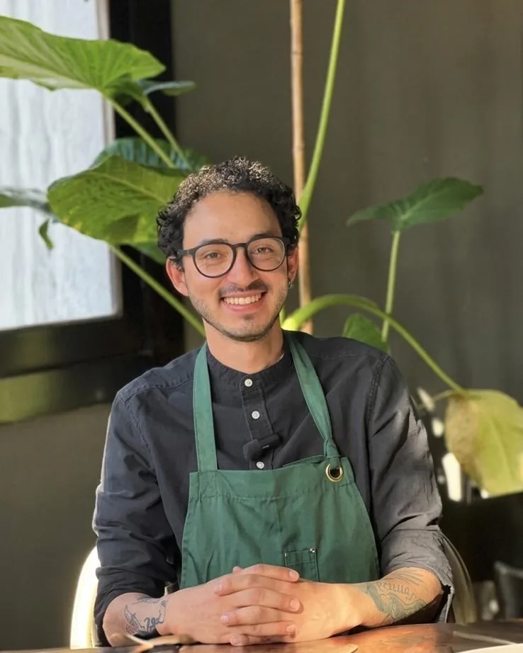 Leonel C., consultor gastronómico, sentado a la mesa de un restaurante